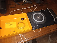 Lot 71 - retro draagbare platenspeler philips - afbeelding 1 van  4