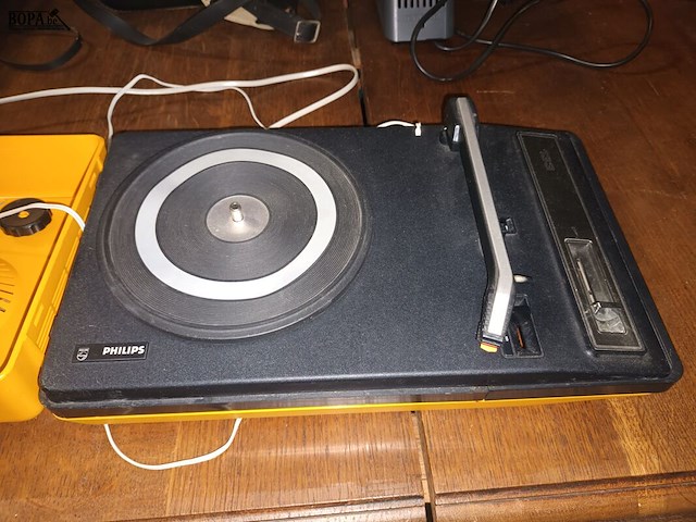 Lot 71 - retro draagbare platenspeler philips - afbeelding 2 van  4
