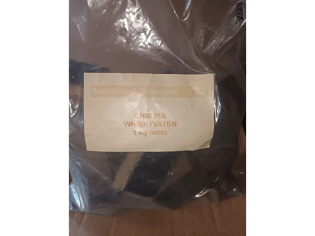 Lot 71 - rookhout chunks whiskyvaten 1 kg. 11 stuks - afbeelding 2 van  2