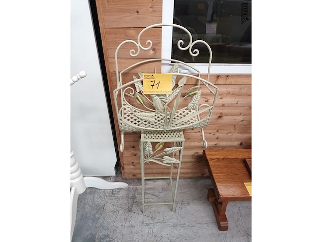 Lot 71 - smeedijzeren krantenrek en plantentafel - afbeelding 1 van  4