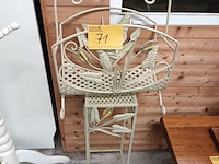 Lot 71 - smeedijzeren krantenrek en plantentafel - afbeelding 1 van  4