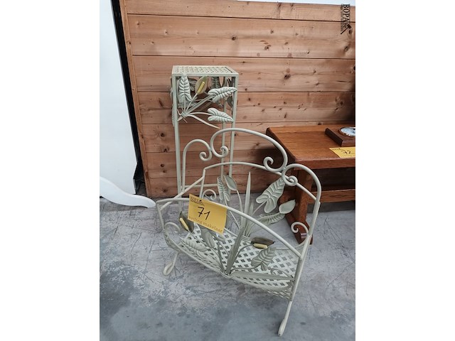 Lot 71 - smeedijzeren krantenrek en plantentafel - afbeelding 2 van  4