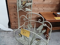 Lot 71 - smeedijzeren krantenrek en plantentafel - afbeelding 2 van  4