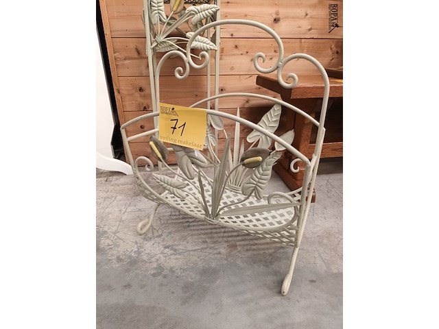 Lot 71 - smeedijzeren krantenrek en plantentafel - afbeelding 3 van  4