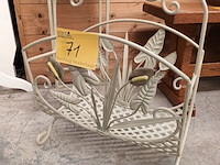 Lot 71 - smeedijzeren krantenrek en plantentafel - afbeelding 3 van  4