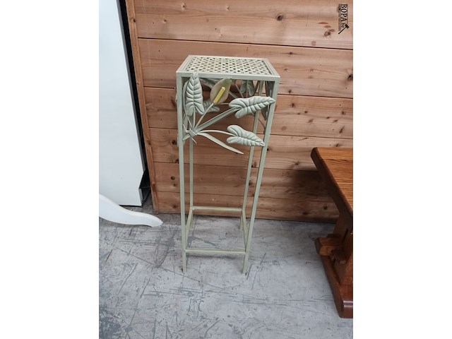 Lot 71 - smeedijzeren krantenrek en plantentafel - afbeelding 4 van  4