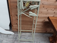 Lot 71 - smeedijzeren krantenrek en plantentafel - afbeelding 4 van  4