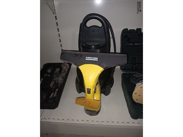 Lot 71 - strijkijzer en ramenpoetser - afbeelding 1 van  5