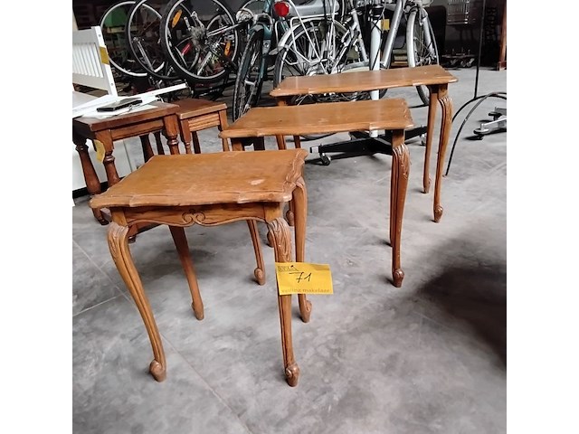 Lot 71 - trio van klassieke houten bijzettafels - afbeelding 1 van  1