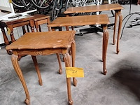 Lot 71 - trio van klassieke houten bijzettafels - afbeelding 1 van  1