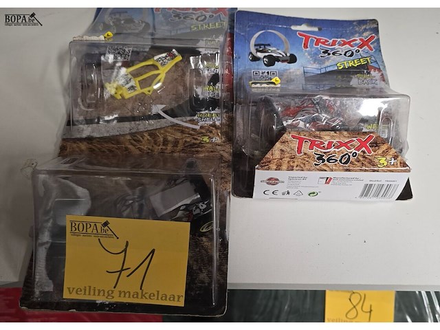 Lot 71 - trix 360° street auto's, 2 verpakkingen - afbeelding 1 van  4