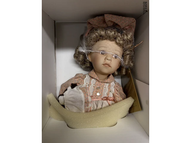 Lot 71 - vintage verzamelpop in doos - franklin heirloom dolls - afbeelding 3 van  4
