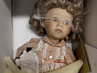 Lot 71 - vintage verzamelpop in doos - franklin heirloom dolls - afbeelding 3 van  4