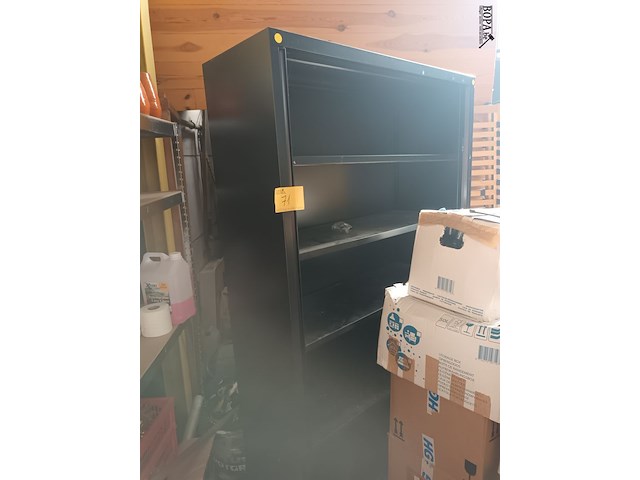 Lot 71 - zwarte roldeurkast - afbeelding 1 van  3