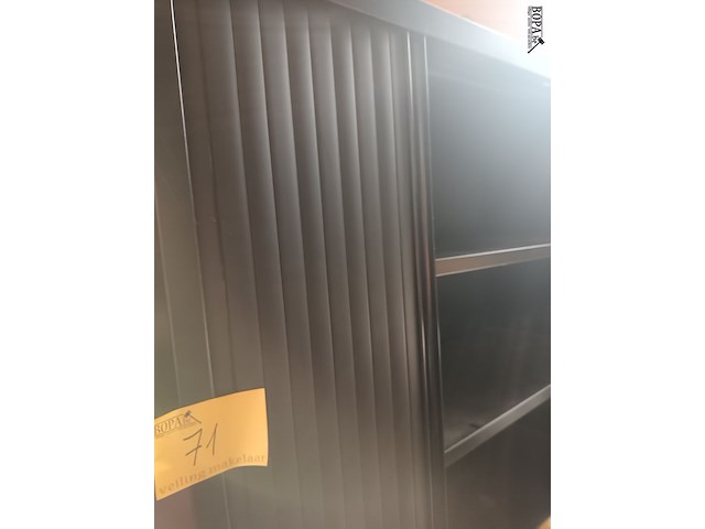 Lot 71 - zwarte roldeurkast - afbeelding 2 van  3