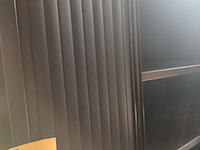 Lot 71 - zwarte roldeurkast - afbeelding 2 van  3