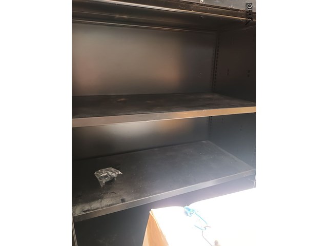 Lot 71 - zwarte roldeurkast - afbeelding 3 van  3