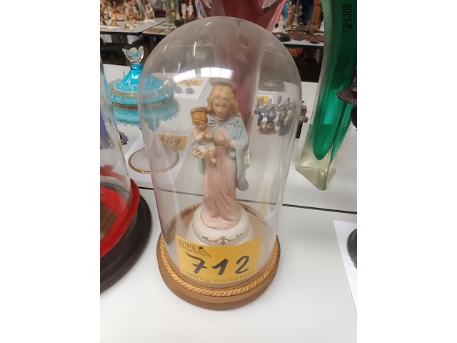 Lot 712 - heiligenbeeld onder globe - afbeelding 1 van  3