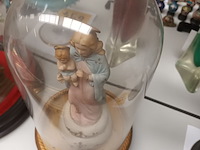 Lot 712 - heiligenbeeld onder globe - afbeelding 2 van  3