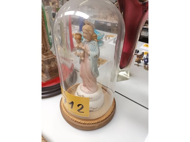 Lot 712 - heiligenbeeld onder globe - afbeelding 3 van  3