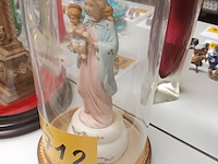 Lot 712 - heiligenbeeld onder globe - afbeelding 3 van  3