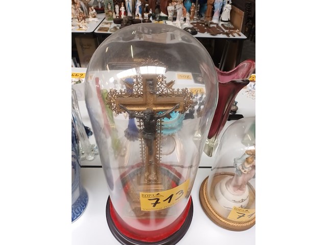 Lot 713 - globe met kruisbeeld - afbeelding 2 van  3