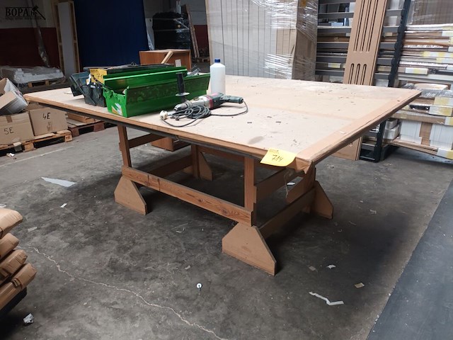 Lot 714 - houten werktafel - afbeelding 1 van  2