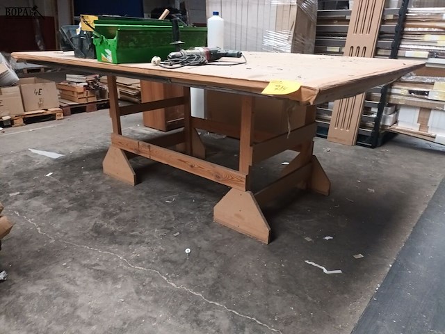 Lot 714 - houten werktafel - afbeelding 2 van  2