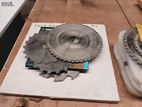 Lot 717 - diverse zaagbladen en metalen stukken - afbeelding 2 van  4