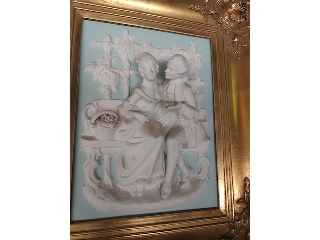 Lot 717 - porseleinen tafereel in vergulde kader - afbeelding 2 van  4