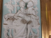 Lot 717 - porseleinen tafereel in vergulde kader - afbeelding 2 van  4