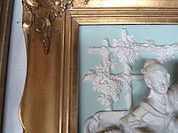 Lot 717 - porseleinen tafereel in vergulde kader - afbeelding 3 van  4