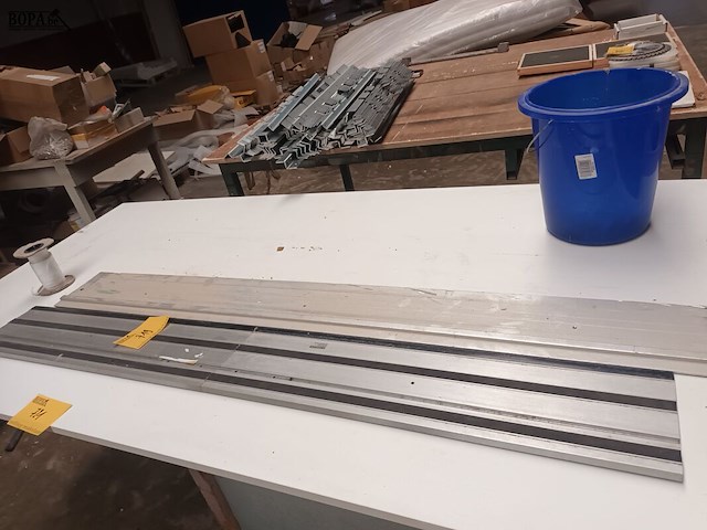 Lot 719 - geleiderail. 2 stuks - afbeelding 1 van  3