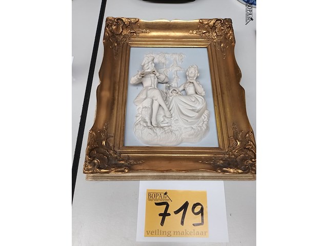 Lot 719 - porseleinen tafereel in vergulde kader - afbeelding 1 van  4