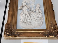 Lot 719 - porseleinen tafereel in vergulde kader - afbeelding 1 van  4
