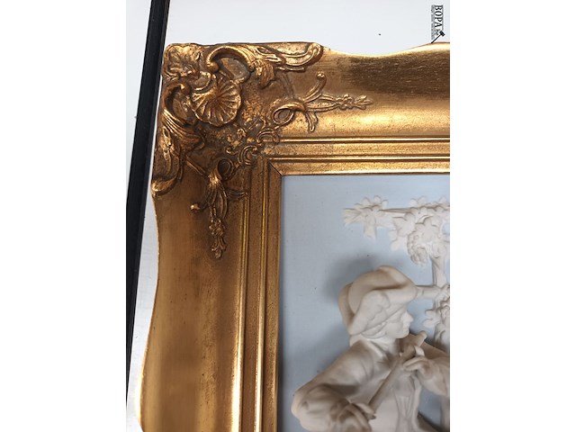 Lot 719 - porseleinen tafereel in vergulde kader - afbeelding 3 van  4
