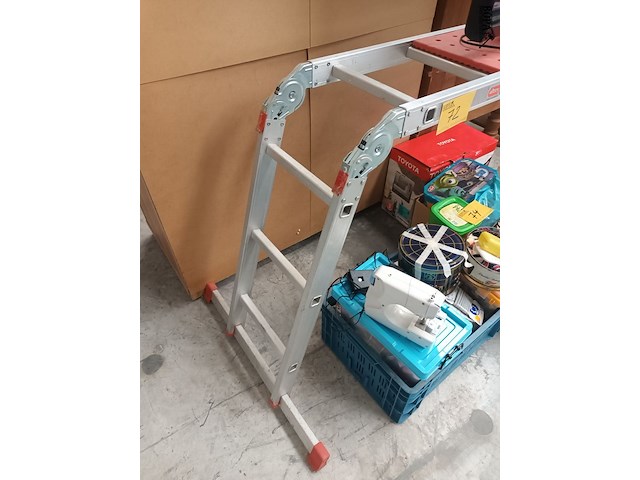 Lot 72 - aluminium vouwladder altrex - afbeelding 2 van  3