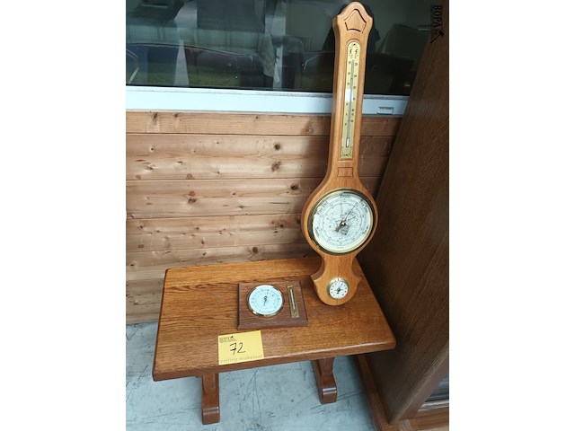 Lot 72 - bijzettafel en weerstations - afbeelding 1 van  4