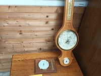 Lot 72 - bijzettafel en weerstations - afbeelding 1 van  4