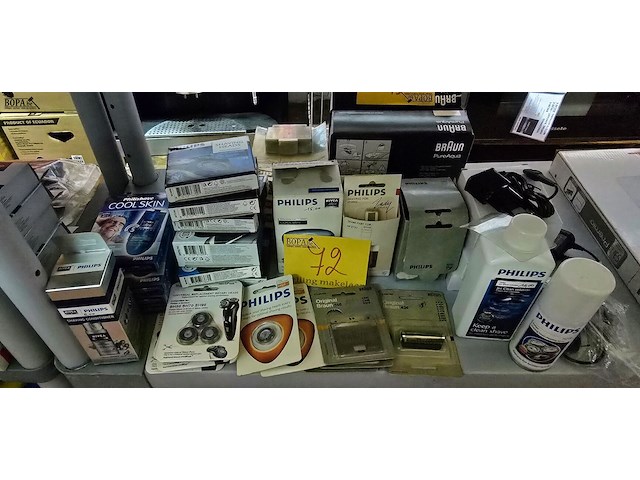 Lot 72 - diverse phillips accessoires scheerapparaten - afbeelding 1 van  4