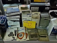 Lot 72 - diverse phillips accessoires scheerapparaten - afbeelding 1 van  4