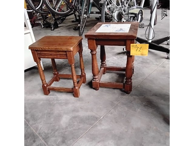 Lot 72 - duo massief houten bijzettafeltjes - landelijke stijl - afbeelding 1 van  2