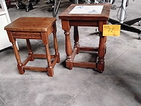 Lot 72 - duo massief houten bijzettafeltjes - landelijke stijl - afbeelding 1 van  2