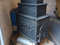 Lot 72 - gietijzeren antieke kachel - afbeelding 1 van  6