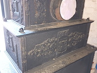 Lot 72 - gietijzeren antieke kachel - afbeelding 4 van  6