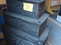 Lot 72 - gietijzeren antieke kachel - afbeelding 6 van  6