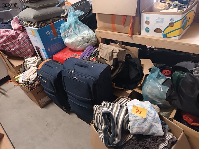 Lot 72 - groot lot linnen en kledij - afbeelding 1 van  6