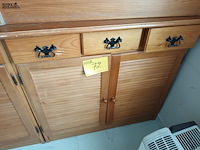 Lot 72 - houten kast - afbeelding 1 van  3