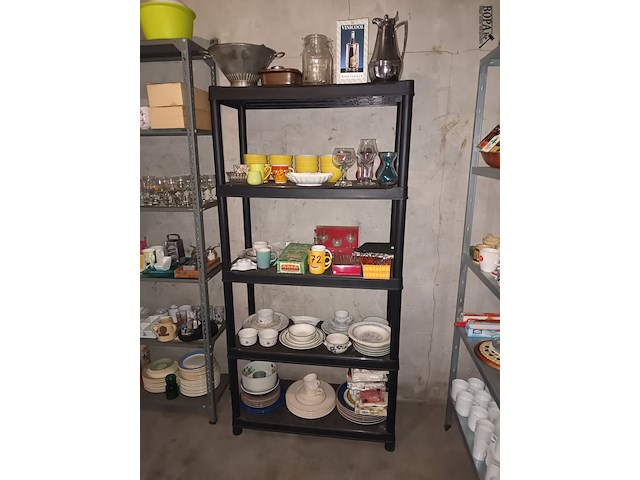 Lot 72 - keukenmateriaal en huisraad. inhoud rek - afbeelding 1 van  5