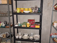 Lot 72 - keukenmateriaal en huisraad. inhoud rek - afbeelding 1 van  5